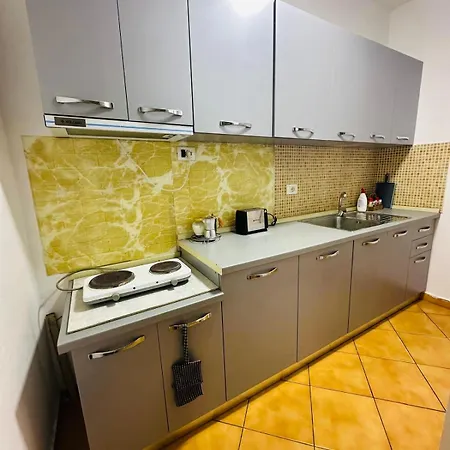 - Very Large - Self Check In - Parking Available Apartament *